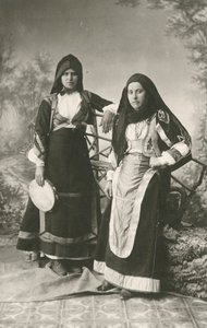 两名身着意大利撒丁岛贝尔维和阿里佐传统服装的妇女，约 1910 年 作者 意大利摄影师
