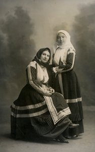 两名身着传统服饰的妇女，意大利撒丁岛丰尼，约 1915 年 作者 意大利摄影师