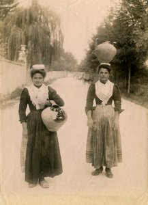 两名年轻女子与陶罐，意大利阿布鲁佐罗卡拉索，约 1905 年 作者 意大利摄影师