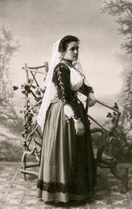 身着传统服饰的女子，意大利撒丁岛，约 1910 年