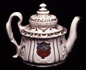 纹章茶壶，Vezzi工厂，威尼斯 作者 意大利学校