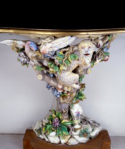 卡波迪蒙特制造的软瓷控制台。18世纪塞夫勒。瓷器制造 作者 意大利学校