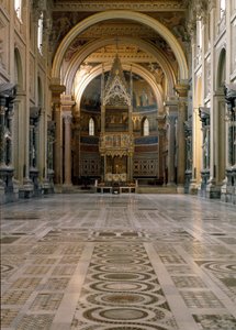 哥特式艺术：乔瓦尼·迪·斯特凡诺 (Giovanni di Stefano) 于 1367 年左右制作的会幕上方的教皇祭坛的景色装饰着十二块镶板，上面饰有巴纳·达·锡耶纳 (Barna da Siena)（14 世纪）的壁画。 1367-1368。 拉特兰圣约翰大教堂（拉特兰的圣乔瓦尼） 作者 意大利学校