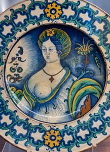 美女半身像装饰盘，带荆棘冠冕图案，16 世纪上半叶（马约利卡） 作者 意大利学校
