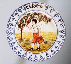 描绘月份的盘子，十月，陶器，Nove di Bassano 制造，威尼托大区，意大利，20 世纪。 作者 意大利学校