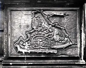 教堂外墙的浮雕地图，显示了1645-69年威尼斯人和土耳其人之间的坎迪战争期间的莫东要塞镇，由巴尔巴罗家族委托制作（石头）（黑白照片）。 作者 意大利学校