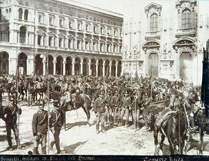 1898年5月6日至9日在米兰发生骚乱期间，在巴瓦贝卡里斯将军的指挥下，在大教堂前的士兵 作者 意大利学校