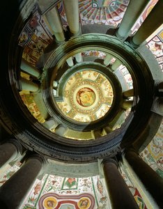 仰望天花板的石螺旋形楼梯的视图，由Jacopo Vignola（1505-73）和他的继任者设计，1557-83 作者 意大利学校