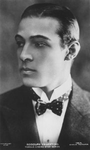 鲁道夫·瓦伦蒂诺（Rudolph Valentino）1895-1926年，意大利演员，被简单地称为瓦伦蒂诺（Valentino），也是早期流行音乐
