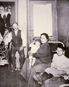 移民家庭，纽约市下东区，约 1910 年（黑白照片）