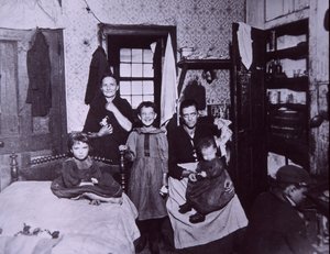纽约市贫民窟住宅，约1905年（黑白照片）。
