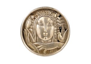 从餐具柜安装，约1925年