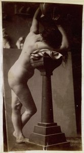 雅克-德-拉林工作室中的裸体女模特研究，从侧面看背面，圆形喷泉的初步研究 作者 雅克·拉莱恩（归因于）