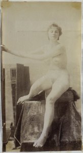 雅克-德-拉林工作室中的裸体女模特研究，坐在画架旁的舞台上，从正面观看，根特公墓费尔南-斯克里布墓碑的初步研究 作者 雅克·拉莱恩（归因于）