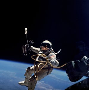 埃德-怀特执行美国第一次太空行走，1965年。 作者 詹姆斯·麦克迪维特