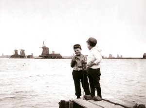 1898年，荷兰兰丹，运河旁的男孩们。