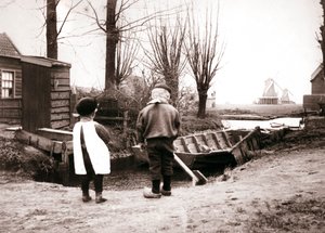 儿童，荷兰，兰丹，1898年。 作者 詹姆斯·巴特金