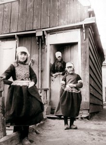 传统服饰中的女孩，荷兰马肯岛，1898年。