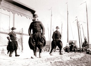 身着传统服装的男子，荷兰马肯岛，1898年