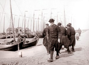 身着传统服装的男子，荷兰马肯岛，1898年