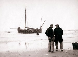 1898年，荷兰席凡宁根，男子在岸上。