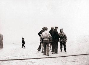 1898年，荷兰席凡宁根，男子在岸上。