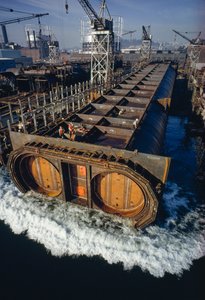 湾区捷运系统（BART）的一段隧道管道漂浮在水面上。 作者 詹姆斯·L·斯坦菲尔德