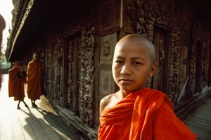 柚木雕板前的年轻初学僧侣。缅甸曼德勒的瑞文南多寺。 作者 詹姆斯·L·斯坦菲尔德