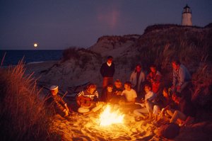 朋友们围在大角灯塔的夏日篝火旁。南塔克特岛... 作者 詹姆斯·L·斯坦菲尔德