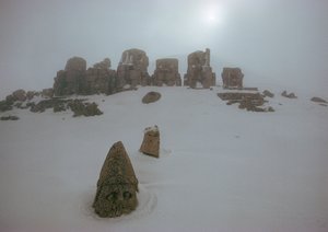 内姆鲁德达赫（Nemrud Dagh）的神像在皑皑白雪中傲然挺立。土耳其内姆鲁德塔。 作者 詹姆斯·L·斯坦菲尔德