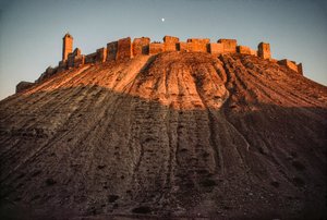 阿勒颇古城堡在土丘上屹立不倒。叙利亚，阿勒颇。 作者 詹姆斯·L·斯坦菲尔德