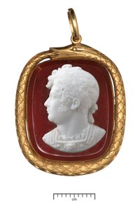 乔治四世加冕礼，黄金吊坠，1821年（金和玻璃）