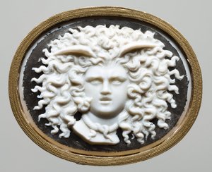 美杜莎之首--詹姆斯-塔西（1735-1799）工作室。彩色玻璃，镀金纸