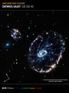 侧手翻星系（MIRI 指南针图像） 作者 詹姆斯韦伯太空望远镜 (NASA)
