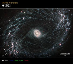 NGC 1433（MIRI 指南针图像） 作者 詹姆斯韦伯太空望远镜 (NASA)