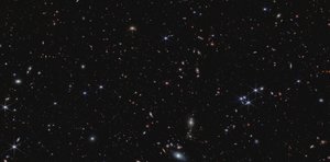 类星体 J0100+2802（NIRCam 图像） 作者 詹姆斯韦伯太空望远镜 (NASA)