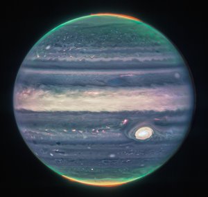 韦伯的木星图像展示极光和阴霾