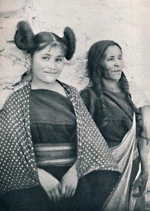 一个亚利桑那州的霍皮族女孩和她的母亲，1912年 作者 詹姆斯和皮尔斯