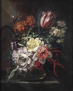 玻璃花瓶中插着郁金香、玫瑰、水仙和其他花卉，上方有一只蝴蝶，所有这些花卉都摆放在铺有部分窗帘的桌子上 作者 简·巴蒂斯特·莫雷尔