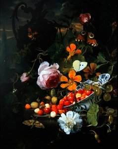 碗里的草莓和花的静物画