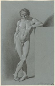 男性裸体站立，双腿交叉