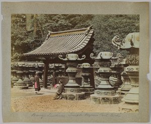 日本东京上野公园寺庙外的青铜灯笼（手绘黑白照片） 作者 日本摄影师