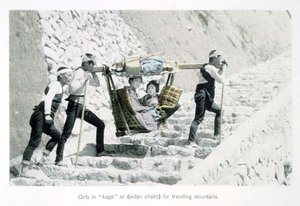 坐在 "Kago "或轿子里的女孩们在山间旅行，约1880年（卡片上的手绘蛋白印刷品