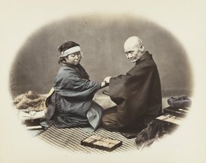 身着传统服饰的日本男女（手绘黑白照片）。 作者 日本摄影师