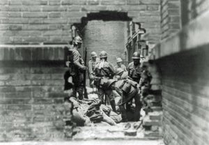 1937年，日本士兵参与了中国上海的街头斗殴 作者 日本摄影师