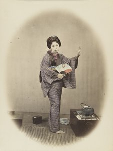 穿着传统服装的日本妇女（手绘黑白照片）。 作者 日本摄影师