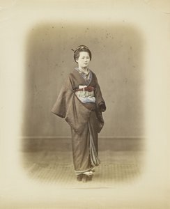 穿着传统服装的日本妇女（手绘黑白照片）。 作者 日本摄影师
