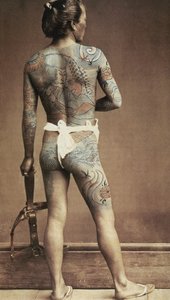 有特殊日本纹身的男子。白纸照片，手绘。大约1880年