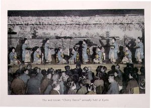 每年在京都举行的著名的 "樱桃舞"，约1880年（卡片上的手绘胶印）。