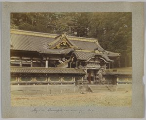 从大门看到的东正宫，日本日光（手绘黑白照片）。 作者 日本摄影师